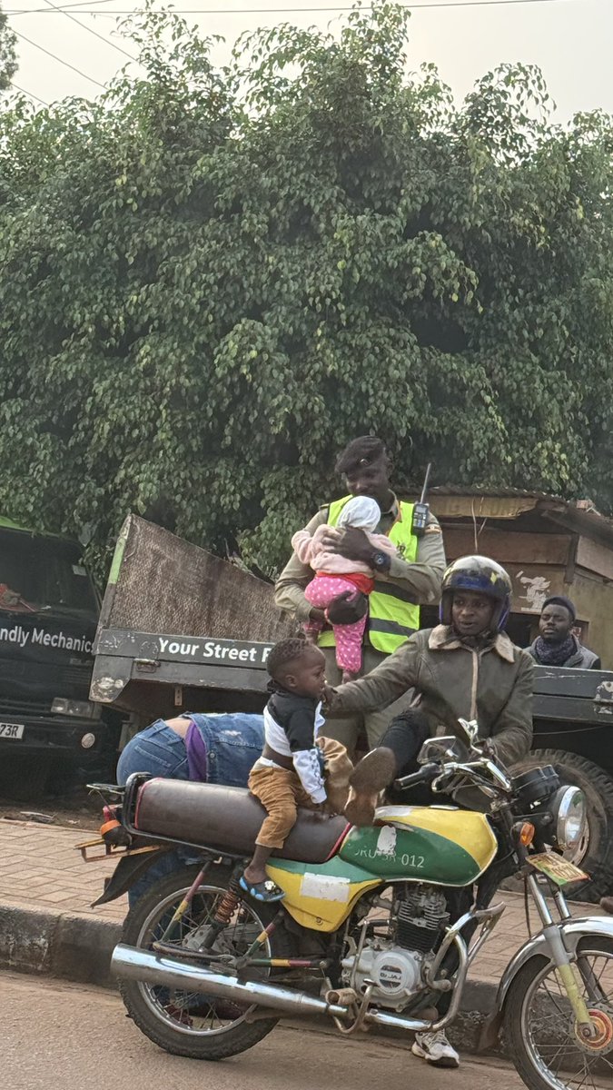 FERDINANDIUS's tweet photo. Saw this Police man helping a women cross the traffic lights at Wandegeya. It seems he loves children. Afande, receive your flowers 💐 💐 https://t.co/mtGUkH6mtV