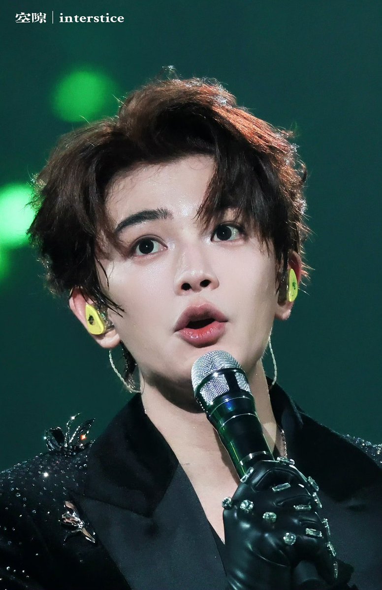 tianguangs's tweet photo. ding yuxi fansites don't play around 😭 just posted the raw file

“0% eye enlargement, don't dm me saying i photoshopped his eyes too big, his eyes are already this big” https://t.co/w8WR8G1Eni