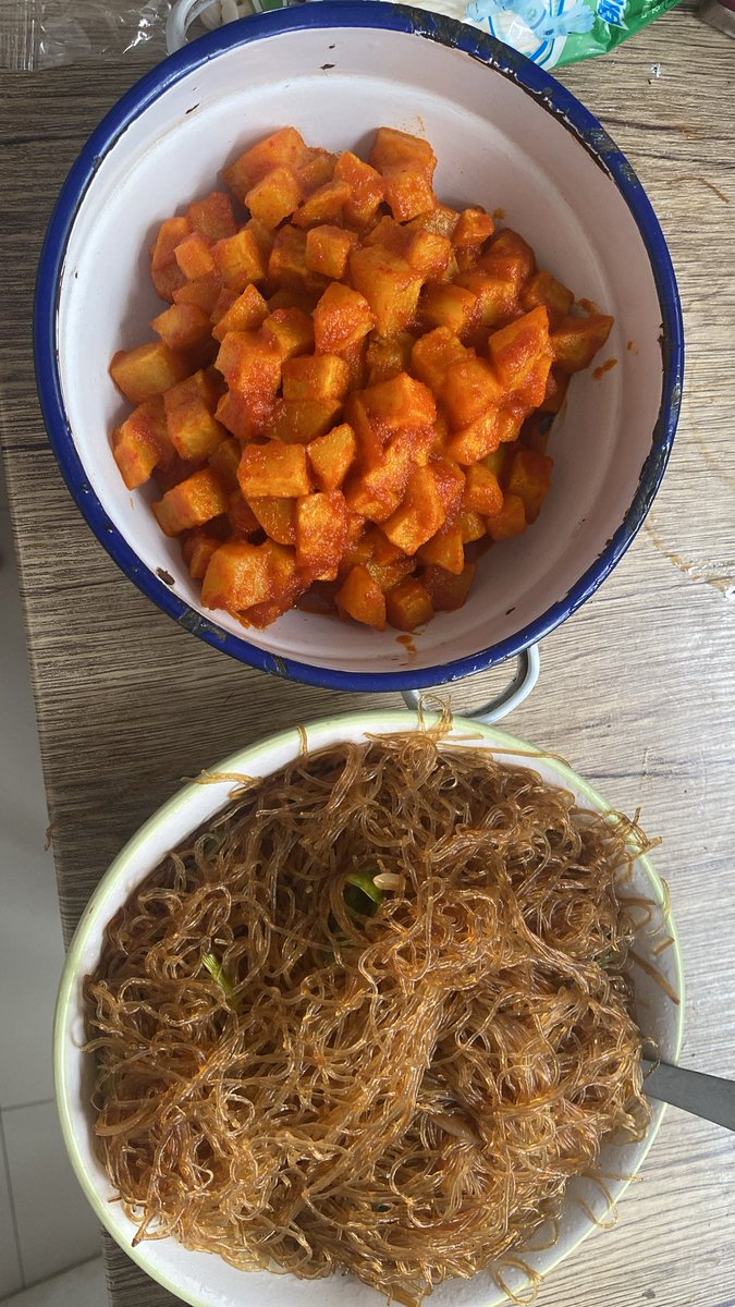 Mirnet15's tweet photo. Masak siang tinggal ayam goreng ya masih di kandang😆 https://t.co/HNW6bupYv1