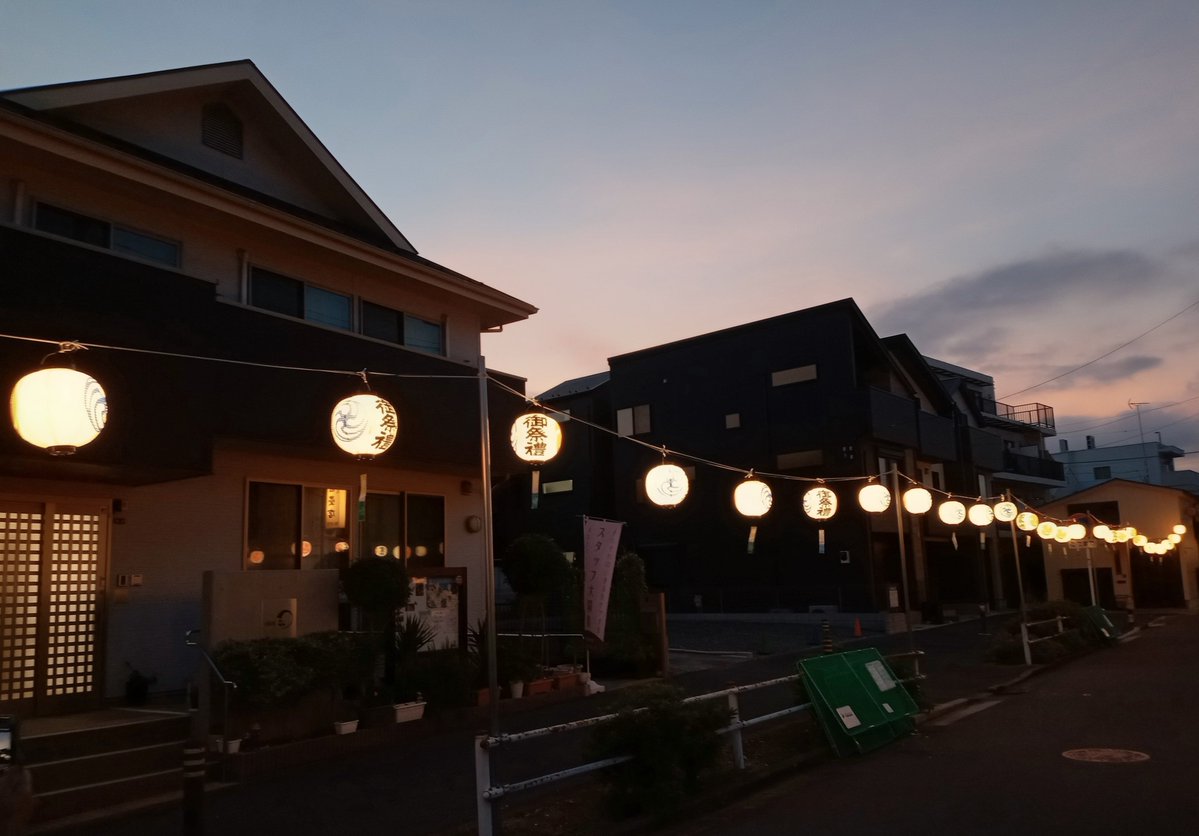suzakien's tweet photo. 7月8日
お祭りの提灯が飾られて、幻想的な雰囲気に包まれる洲崎えん。 https://t.co/PxZQdrmMbZ