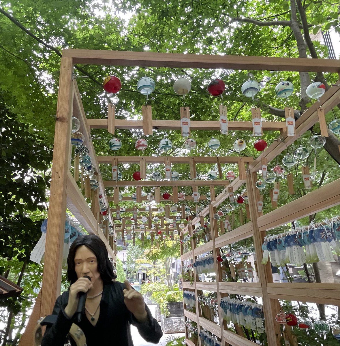 obomikun's tweet photo. 今日は少し暑さが和らいでる感じがしたので福徳神社さんへお礼参りとこれからの吉井さんのソロ等のお願いをしに行って来ました⛩️風鈴の小道が出来てて夏って感じ🎐ホテイフェスは残念ながらご用意されずお留守番組です😞サイゼで小エビのサラダ🍴美味しい💕 https://t.co/wwGbDRYhzL