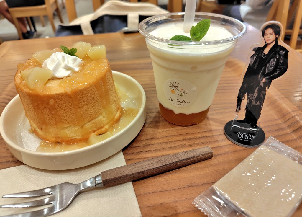 chiru_225's tweet photo. 炎天下の中グッズ並んで無事買えたので美味しいの食べた🎶 https://t.co/i1wmo4SSVl