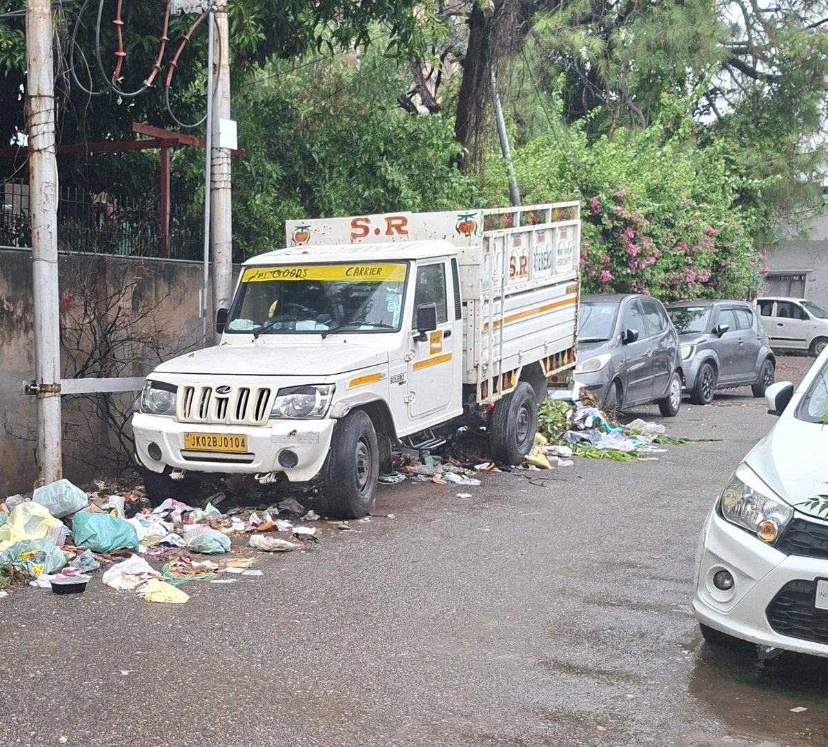 GKatoch1's tweet photo. @jmcjammu 
PLEASE HELP! garbage not getting cleared from garbage point near Green Court IVF Centre and Hospital and The Old Town Cafe on Exchange Road. This is because a Jeep load carrier JK02BJ0104  belonging to unknown person is parked on the collection point for past week. https://t.co/dTVXLIoJlW