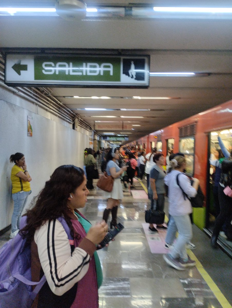 AlmaRamFlo's tweet photo. @MetroCDMX 40 minutos y aún no pueden , esperando más de 5 minutos en Eugenia y las personas empiezan a llenar el anden https://t.co/6MZKhAz036