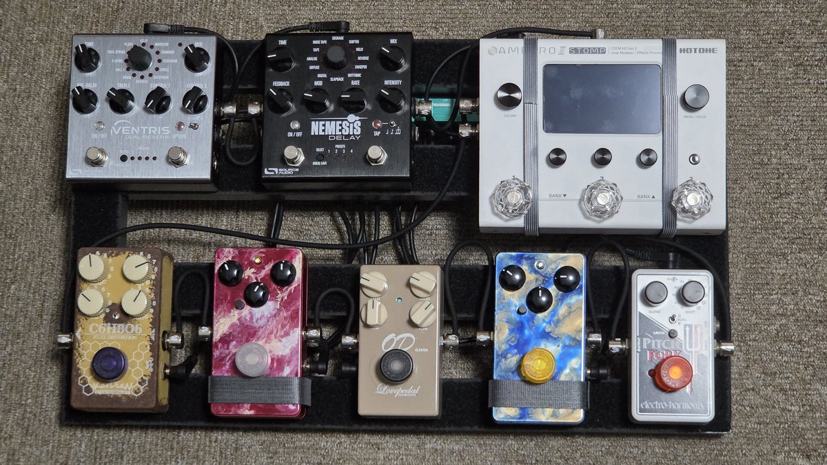hybridge528's tweet photo. #エフェクターボード
#エフェクターボード2026夏
思い切って空間系をSOURCE AUDIOに統一し、AMPERO 2 STOMPも含め上段はこれで固定。
下段の歪みは一応ループに入れて、コレクションの中から好みで入れ替えます。
ギターは主に中国ブランドの2ハムタイプで、低出力×高域寄りのPUに換装して汎用性高い。 https://t.co/VfmwUrJHdl