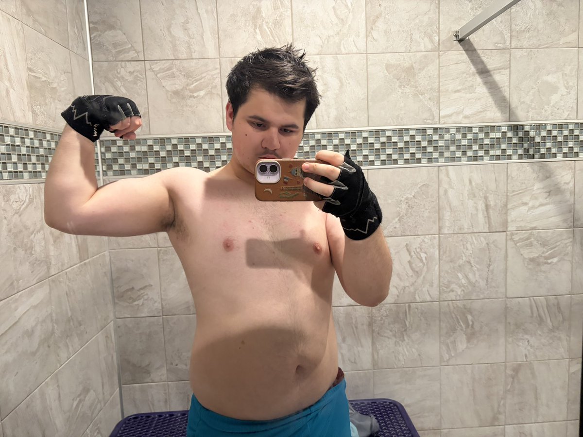 blindbysza's tweet photo. no idea what to do with my hands here but start of week 10 #shoulderpump https://t.co/g0bFfZbSrC