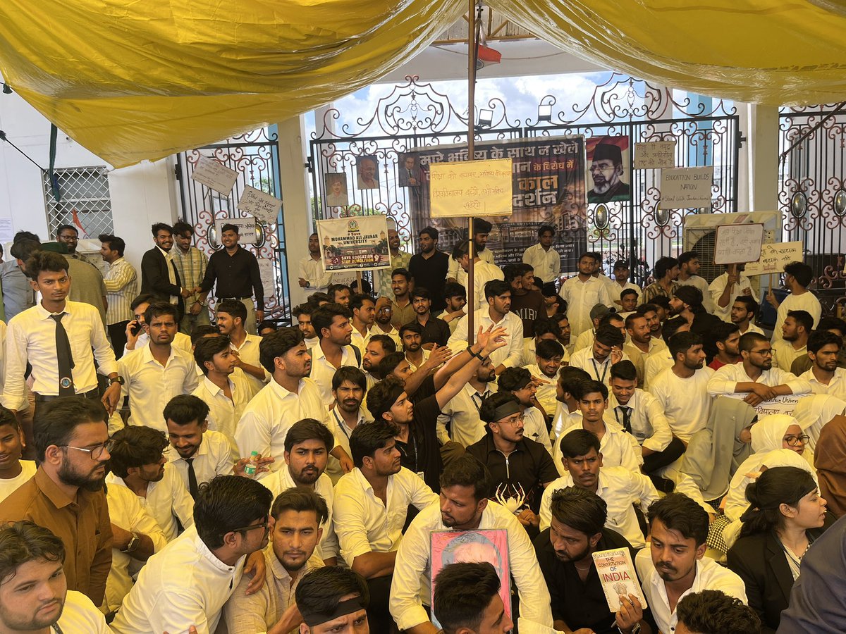 AzamkhanUP's tweet photo. जौहर यूनिवर्सिटी में चल रहे विरोध प्रदर्शन में अच्छी-खासी भीड़ जुट चुकी है, लेकिन समाजवादी पार्टी का अब तक कोई बड़ा नेता वहाँ दिखाई नहीं दिया। अगर यह आंदोलन आज़म ख़ान के समर्थन से जुड़ा है, तो सवाल उठता है कि क्या पार्टी के वरिष्ठ नेताओं को वहाँ मौजूद नहीं होना चाहिए था? https://t.co/uZh2LpRLep