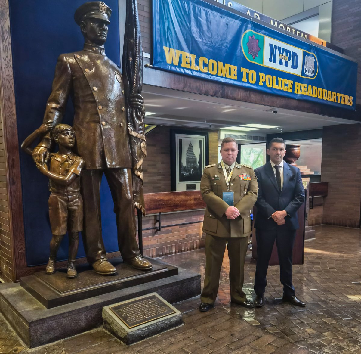 AmeripolOrg's tweet photo. El Teniente Coronel Diego Stetid Rodríguez Samora, Delegado de la Presidencia de AMERIPOL, y el Teniente Coronel Giorgio Stefano De Luca Piedra, Delegado del Secretario Ejecutivo de #AMERIPOL realizaron una visita institucional al Centro de Operaciones y a la Academia del @NYPDnews, donde fueron recibidos por el Deputy Chief Chris Morello, Commanding Officer de la Police Academy.
Durante la jornada se intercambiaron experiencias sobre formación policial, liderazgo y cooperación internacional, reafirmando el compromiso conjunto con una cooperación policial cada vez más sólida en las Américas.
AMERIPOL agradece al Departamento de Policía de Nueva York por su compromiso con la cooperación policial internacional y destaca la valiosa labor del detective Luis Franco, oficial de enlace ante AMERIPOL, quien fortalece la articulación y el intercambio de información para la seguridad de las Américas.
Conozca más:
🔗 https://t.co/FbHYpMjq1h
#CooperaciónPolicial #NYPD #SeguridadHemisférica #AMERIPOL