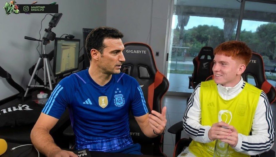 junahoratokyo's tweet photo. -Colo, que preferis, titular o suplente??
-Siempre adentro, Lio. https://t.co/Dlp6Xq0aZZ