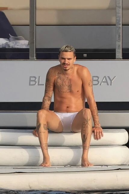 jaymalecelebs's tweet photo. Romeo Beckham practically naked on a yacht 😜😈 https://t.co/qV8yQYDAXp