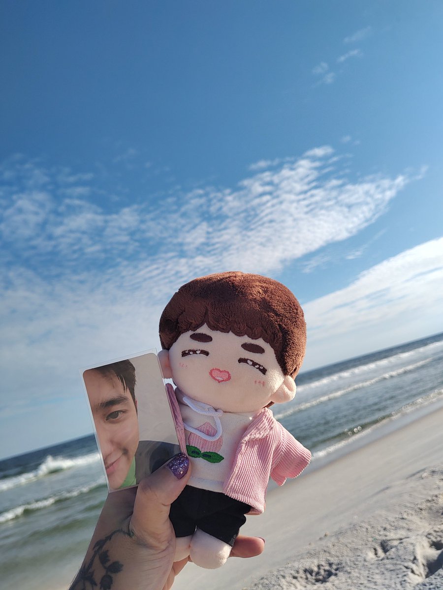 piteopaenEXO's tweet photo. Eu com 32 levando o ksoo para todo canto

Indo na praia pois plantão de 32hs pra ver se não vou enlouquecer e tomando um bom vinho com as safadas vets https://t.co/QwW0ksm3s5