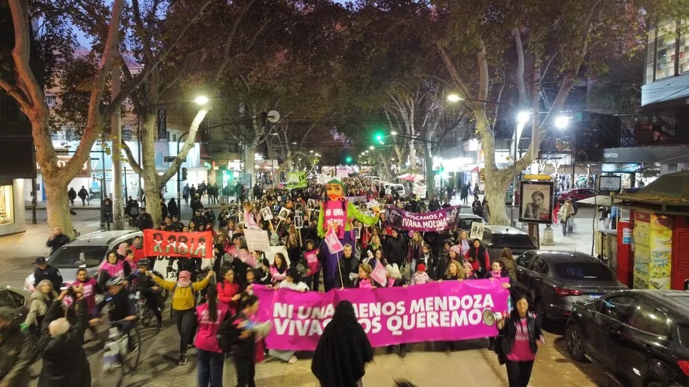 izquierdadiario's tweet photo. Violencia de género. Femicidios en Mendoza: el impacto del registro de Ni Una Menos. Por @Ceci_Soria_.  El colectivo presentó un informe realizado sobre la base de registros periodísticos entre 2015 y 2026 que tuvo gran repercusión local. Denuncian la re… https://t.co/hrz3hCFJg1 https://t.co/FVEtX9OzaV