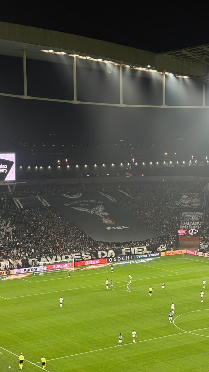 gavioesoficial's tweet photo. // GAVIÕES NA ARQUIBANCADA \\

Na noite desta quinta-feira (23), pela 19ª rodada do Campeonato Brasileiro, a Fiel Torcida voltou a apoiar o Coringão após a pausa da Copa do Mundo durante os 90 minutos no Mar Negro. 

Construindo o resultado ainda no primeiro tempo, o Timão conquistou uma vitória por 3 a 0 diante de sua torcida e deu um salto importante na tabela da competição.

No próximo domingo, o Corinthians entra em campo pela 20ª rodada do Brasileirão, em Salvador, contra a equipe do Bahia.

📸 Leo Rodrigues / Central do Timão
📸 Rodrigo Vessoni / Meu Timão

#Corinthians #Gaviões #LHP