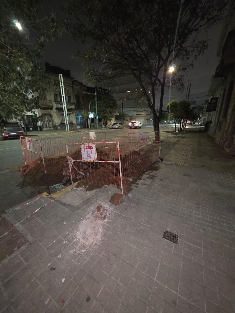 candesimon's tweet photo. @AguasCordobesas rompieron la vereda hoy desde la siesta los empleados dicen que no saben que es pero el pozo es profundo en la puerta de casa y nadie me sabe explicar que está pasando. 
Me podrán decir cuando días no podré tener un acceso seguro? Y cuál es el problema? https://t.co/y5Z634nn4o