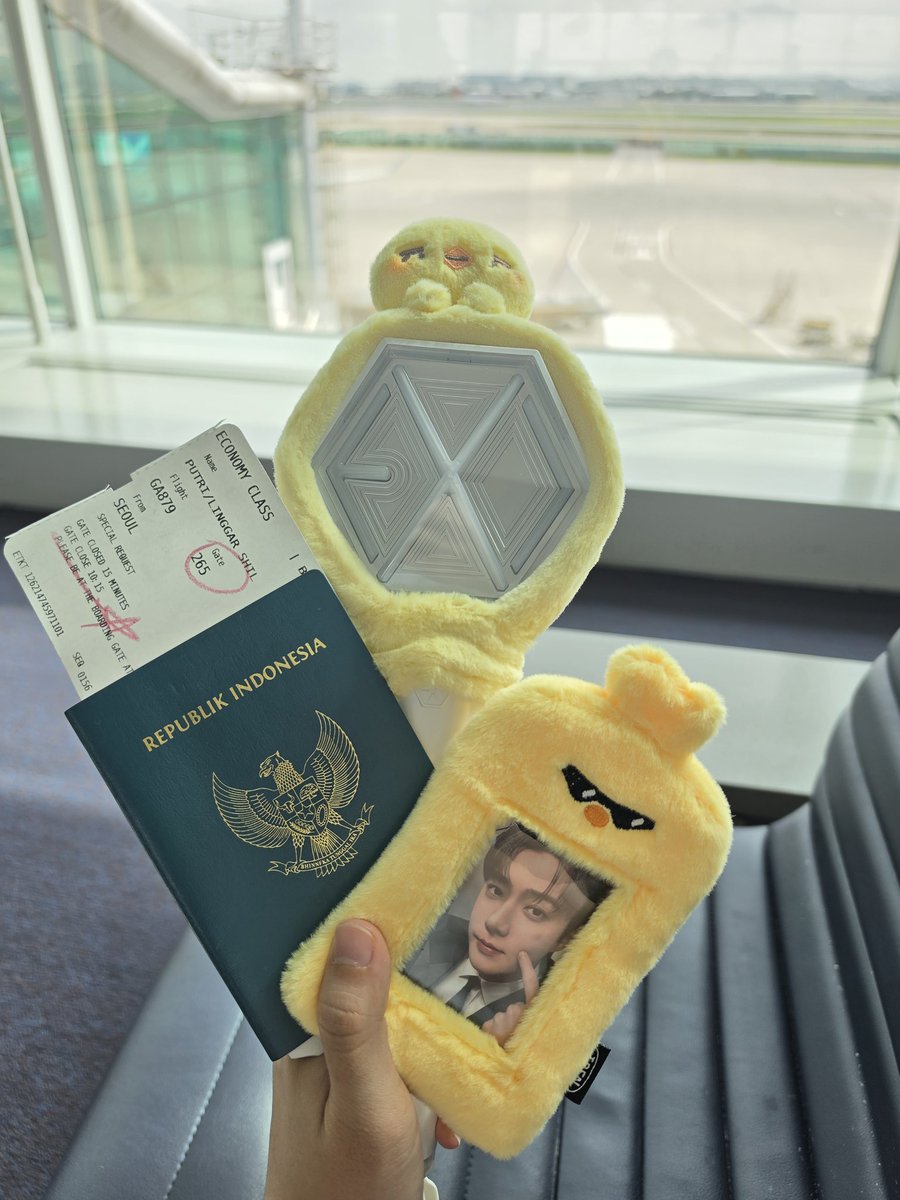 lovelyochiii's tweet photo. Flight ICN-ID-SG-ID-ICN rasanya gedebakgedebuk pisan eyy https://t.co/PbeTqZThCb