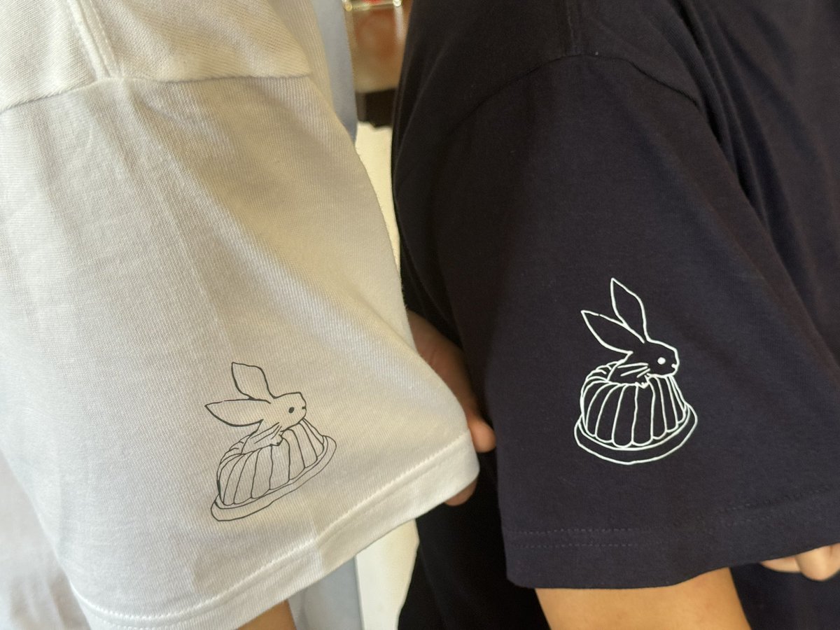 kouglapin's tweet photo. クグラパンは8月で10周年ということでTシャツを作ってみました
イラストは私が大好きな絵本作家の谷口智則さんに描いてもらいました
うさぎさんがとても可愛いのです

スタッフ用に作りましたが多めに作ったので店頭とWEBshopで8月7日から販売予定です
スタッフも着用しているので是非ご覧ください https://t.co/d75G8D7G1C