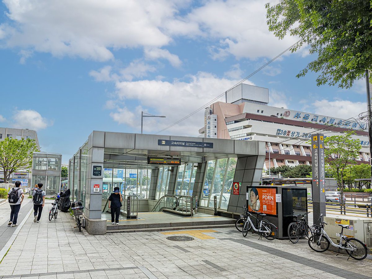 konest's tweet photo. 高速ターミナル駅から漢江公園までの地下直結の通路が誕生🎉

暑い日や雨の日でも、「盤浦(バンポ)漢江公園」へ行きやすくなりました😆

迷わない行き方はこちら👇
https://t.co/X1a3Mj91DS https://t.co/v4Z1PVvvAD