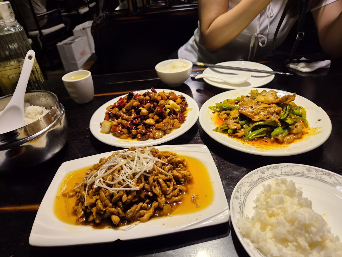 adnoyobun's tweet photo. 重慶成都の飯がうますぎて忘れられなくなってるけど、バンコクで四川省、成都系の店行ったけど味が全然違うので山椒バリバリの店を探してます。邪道だけど、麻婆豆腐より回鍋肉がまじで癖になってる、、、 https://t.co/pNqB9aHeA2