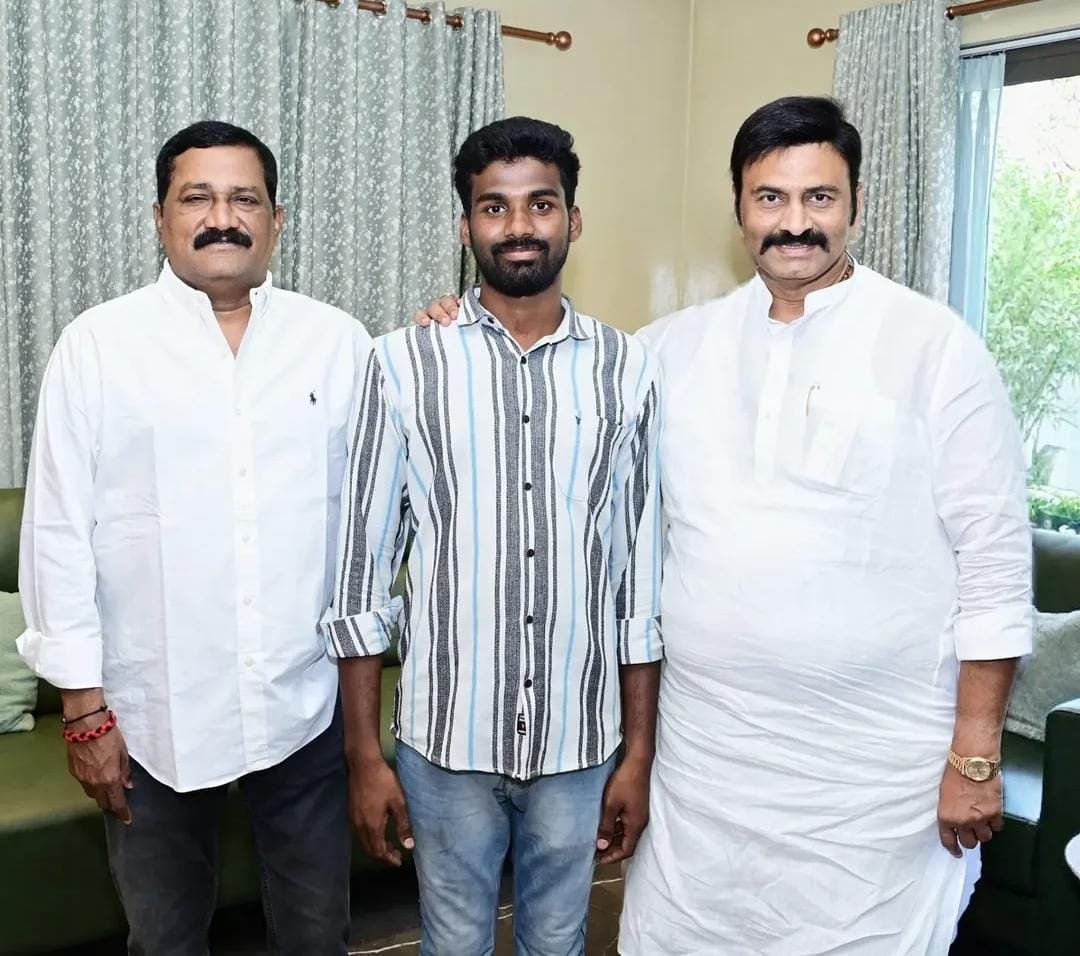 Sanathanamuni's tweet photo. భలే దొరుకుతారు రా..
ఎక్కడి సంతరా మీది? https://t.co/23ONVYYYpC