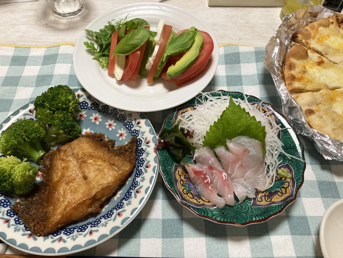 hamzo18's tweet photo. 🍺一昨日の晩ごはん🍷（7.22）
昨日アップしないで寝落ちしてしまった😆
夕飯作りお休みの水曜日。
○地物の鯛刺し
○カレイの唐揚げ（スーパーの）
○カプレーゼ（家人が作った）
○ピザ
贅沢だ😆 https://t.co/0h9VavAqq3