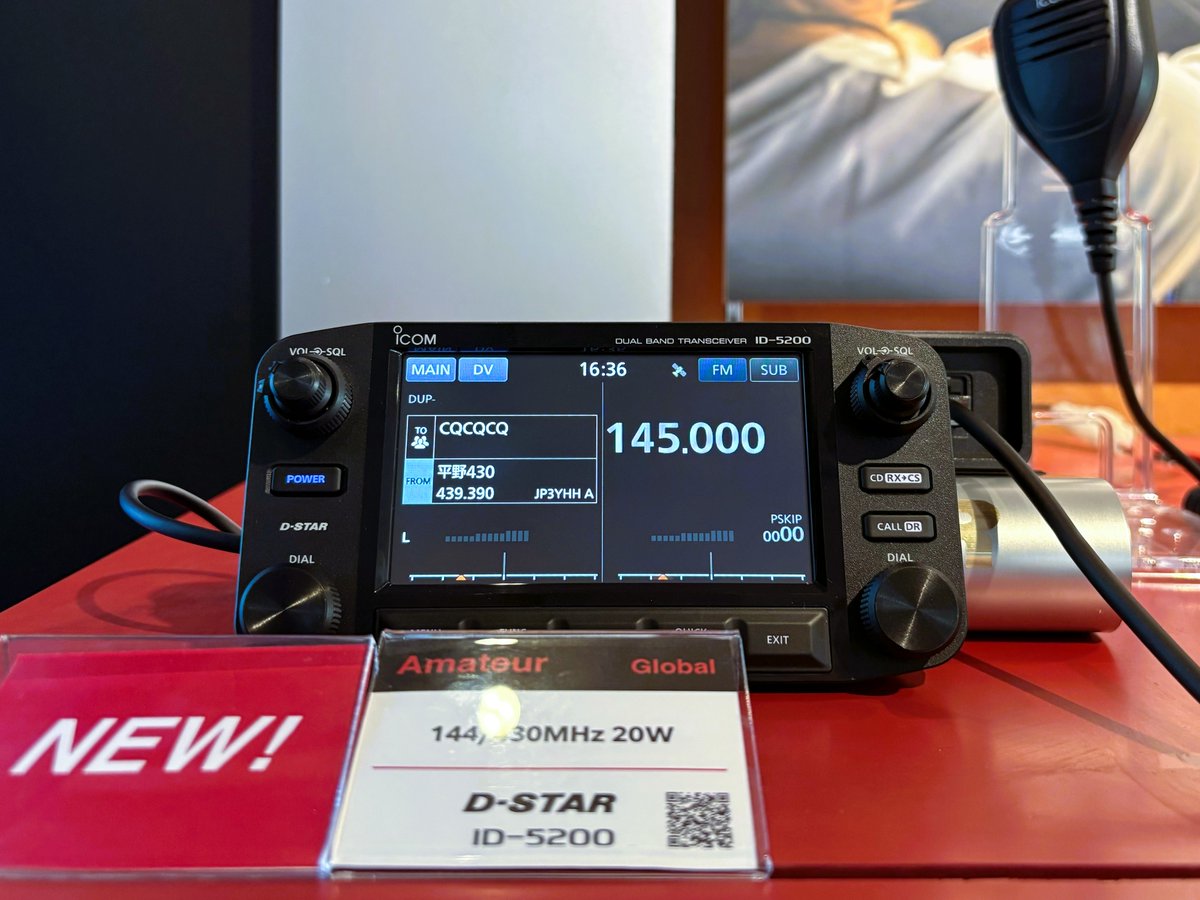 Icom_Inc_Japan's tweet photo. ⚡ID-5200がアイコムショールームに登場⚡

アイコムショールームでは、新製品のD-STAR®モービル機ID-5200を展示中。
カタログやWebでは分かりづらい、コントローラーのサイズ感や表示画面の色味も、実際にお確かめいただけます。

製品の詳細はこちら▼
https://t.co/9bzLlZkRoO https://t.co/LEDTCxJ4em