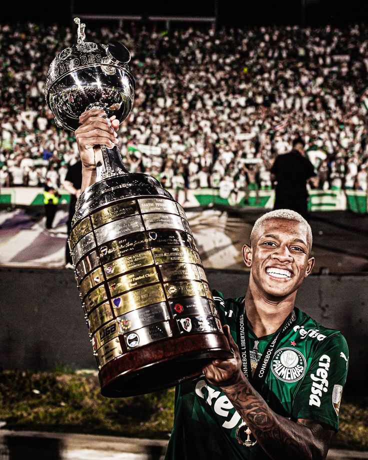Akirars9's tweet photo. @futebol_info @Botafogo Adivinha de qual base ele cresceu, e foi multicampeão??? https://t.co/3TxiASW6JU
