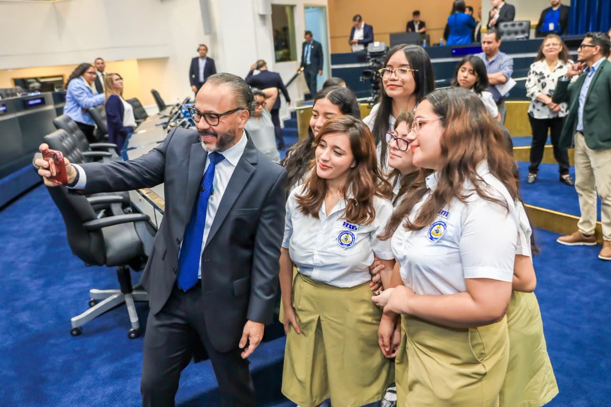 rbsamuel's tweet photo. Un estimado de 100 estudiantes de varios Institutos Nacionales de la Zona norte de Apopa, fueron transportados hacia la Asamblea Legislativa en microbuses, similares a los que transportan pacientes entre hospitales

En el lugar los reunieron para hablarles de la seguridad , que Bukele es el mejor presidente en toda la historia de nuestro país y que no lo dejen solo en las próximas elecciones

Les ofrecieron ayudarle para sacar el DUI por primera vez.

Luego los llevaron a la BINAES

Los padres de familias se preguntan 

Por qué llevar solo a estudiantes de segundo y tercer año de bachillerato?

Por qué en este momento de precampaña electoral?