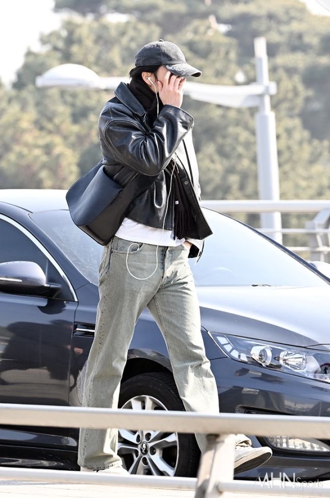 notmyproblem05's tweet photo. Drop your favorite idol/actor/actress's airport look! 👀✈️

love when Johnny looks super comfortable and super himself at the airport. https://t.co/arDGxF1dJT