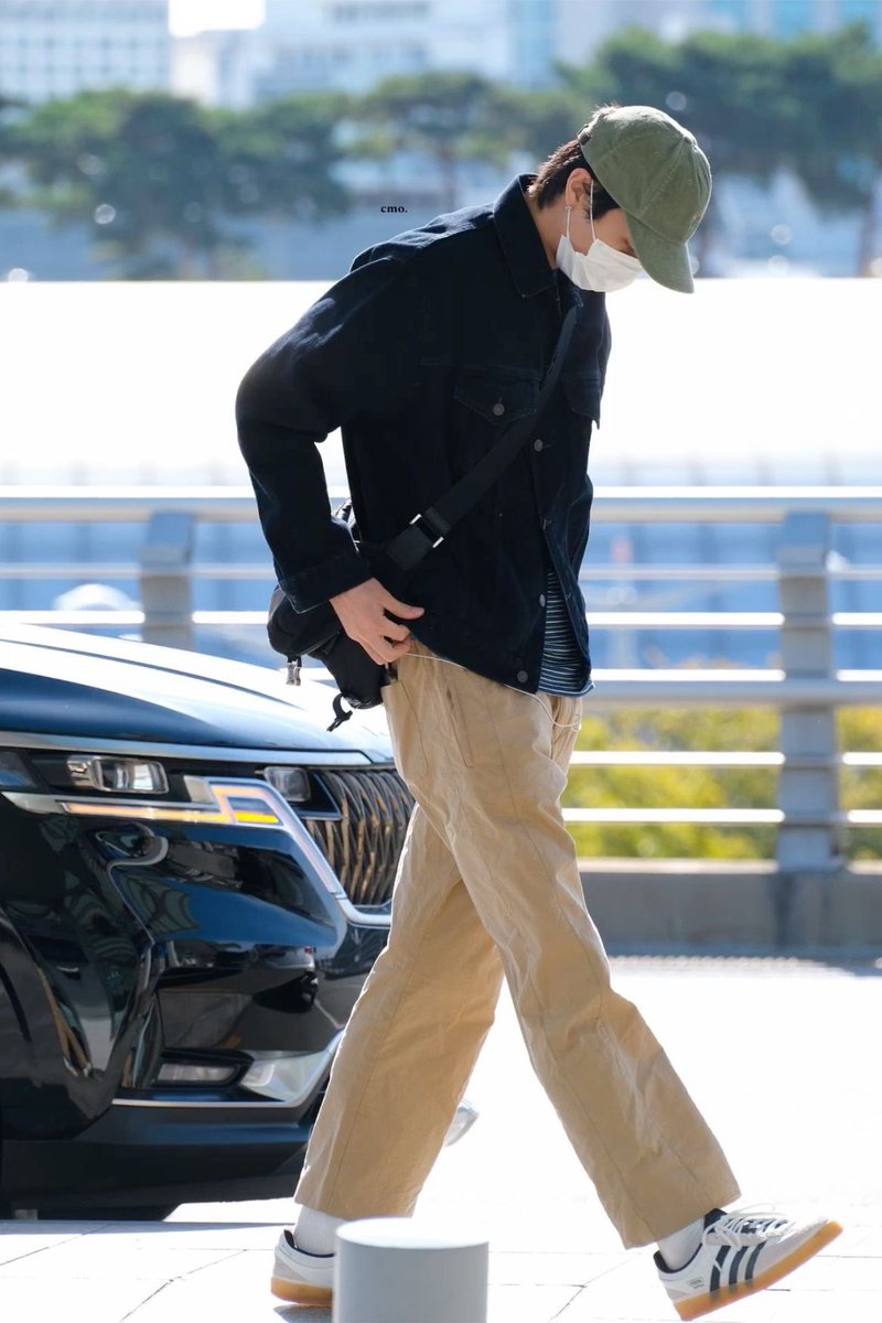 notmyproblem05's tweet photo. Drop your favorite idol/actor/actress's airport look! 👀✈️

love when Johnny looks super comfortable and super himself at the airport. https://t.co/arDGxF1dJT
