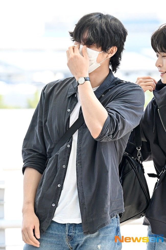 notmyproblem05's tweet photo. Drop your favorite idol/actor/actress's airport look! 👀✈️

love when Johnny looks super comfortable and super himself at the airport. https://t.co/arDGxF1dJT