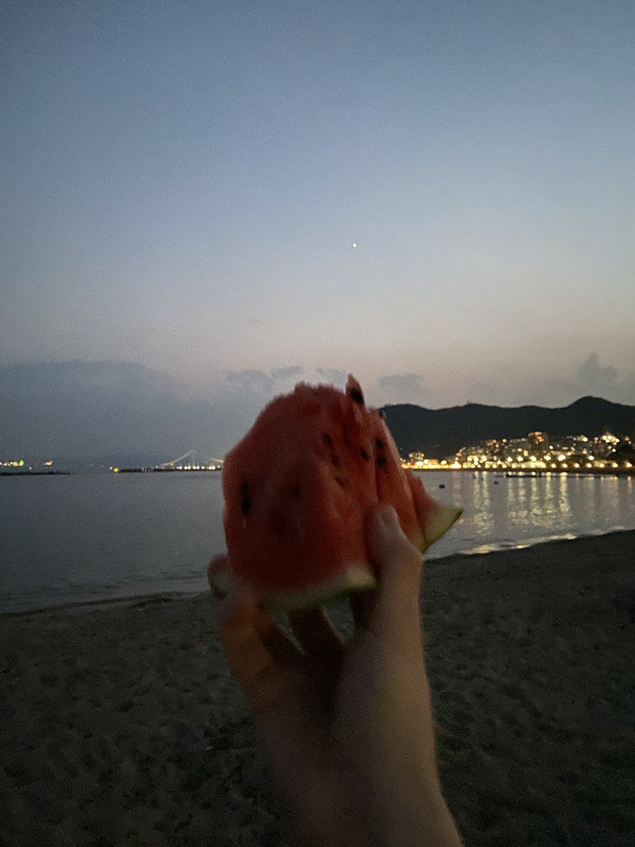 ws_matsuda's tweet photo. 制作チーム・コンサルチーム・部活のみかたチームの合同で決起会！須磨海岸で青春しました。 https://t.co/r9hYvTVn9U