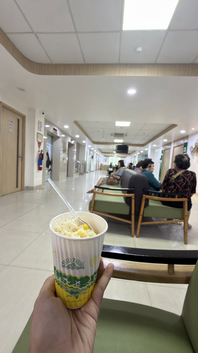 keluhkesahkonoh's tweet photo. Aku beli gorengan pas lagi nunggu giliran periksa radang tenggorokan. ☺️

Dokternya nanya, "Suka makan makanan berminyak ya? Terakhir kapan makan?"

Aku jawab, "Tadi, Dok. Di ruang tunggu ada yang jual gorengan, saya nggak tahan godaan jadi beli." 😭

Eh dokternya malah bilang, "Emang enak sih ya. Saya juga kalau lagi istirahat suka beli, apalagi risolnya." 😌