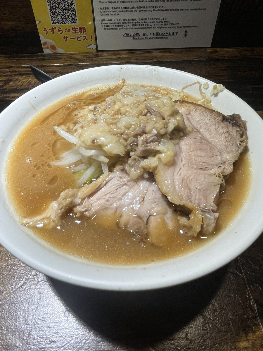 EMasarock's tweet photo. 🍜443杯目🍜
今回は市ヶ谷の豚基地(ブタベースと読むらしい)に初訪です😊
いつできたんかな？前は違うお店だったような？🤔
店内は10席ぐらいのカウンターのみ
ベースボールシャツ風の制服を着た元気な店員さんがお出迎えです！
と言うのも野球詳しくないからよくわからないけど野球選手だった方が俺生きで修行されて開店されたそうな！(興味ある人は調べてみてね😊)

入口脇の券売機でポチリ☝️
こちらは麺量、チャーシューの枚数、コール等も全部最初にタッチパネルで選ぶ二郎系ラーメン初心者にも優しいスタイルです😁
今回は麺200g、チャーシュー2枚、野菜普通、ニンニク少、アブラマシで注文！(チャーシューは2枚以上は課金です🐷)
5分ぐらいかな？で着丼🍜
スープは微乳化でちょっと化調強めな気もするけど甘みと塩味のバランスは悪くなく文句なしで美味いです😊
麺はゴワゴワの太麺で食感よくこれこれ！って感じ👍
チャーシューは厚めで脂身は少ないけど美味かったっすね〜！
これで野菜普通ならマシぐらいでちょうどよかっかかも？
今後味噌や辛味も展開予定らしいのでまた食べに行きたいと思いま〜す🤘
 #ラーメン  #まぜめん  #二郎系  #市ヶ谷