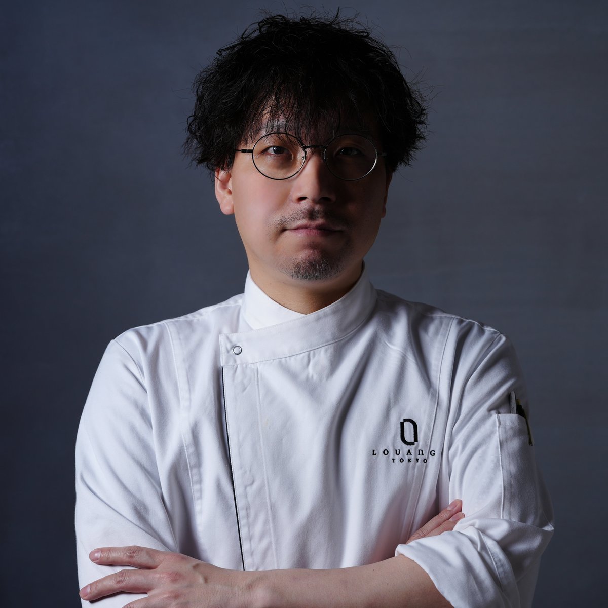 LouangeTokyo's tweet photo. 桃を割った瞬間、香りと物語が花開く

パフェクリエイター・清水裕文が手掛ける「清水パフェ」第2弾

「Parfait Peach Bloom（パルフェ ピーチ ブルーム）」を、LOUANGE TOKYO Le Château（名古屋・栄）にて提供開始いたします。

テーマは「Bloom（花開く）」

桃を模した球体を割ると、閉じ込められていた白桃のコンフィチュールがあふれ出し、香りと味わいが少しずつ花開くライブ感あふれる一皿です。

白桃を主役に、ベルベーヌやローズヒップ、ハイビスカスの香りを重ね、杏仁アイスやココナッツメレンゲ、クランブルなど、多彩な食感を組み合わせました。

甘味・酸味・塩味・苦味が一口ごとに変化し、最後の一口まで新たな表情をお楽しみいただけます。

LOUANGE TOKYO Le Châteauでは、パフェクリエイター・清水裕文がカウンター席で一皿ずつ目の前で仕上げるライブデセールとしてご提供いたします。完成までの所作や立ち上る香りなど、その瞬間だからこそ味わえる特別な体験もお楽しみください。

【商品名】
Parfait Peach Bloom（パルフェ ピーチ ブルーム）
【提供開始】
2026年8月1日（土）

【提供期間】
2026年8月1日（土）～9月14日（月）
※8月21日（金）・22日（土）、毎週水曜日は提供休止
【価格】
平日：3,850円（税込・サービス料別）
土日祝：4,400円（税込・サービス料別）
※別途サービス料10%

【提供数】
1日限定32食
【提供店舗】
LOUANGE TOKYO Le Château（名古屋・栄）
【提供席】
カウンター席限定（80分制）

【ご予約】
「ルワンジュ 名古屋 パフェ」で検索、または下記予約ページよりお申し込みください。
https://t.co/Rt4ndOS0U1

皆様のご来店を心よりお待ちしております。

#LOUANGETOKYO #HAERA #ルワンジュ #ルワンジュトウキョウ #ルワンジュ名古屋 #清水パフェ #ParfaitPeachBloom #パルフェピーチブルーム #パフェ #名古屋パフェ #名古屋カフェ #名古屋スイーツ #栄カフェ #栄スイーツ