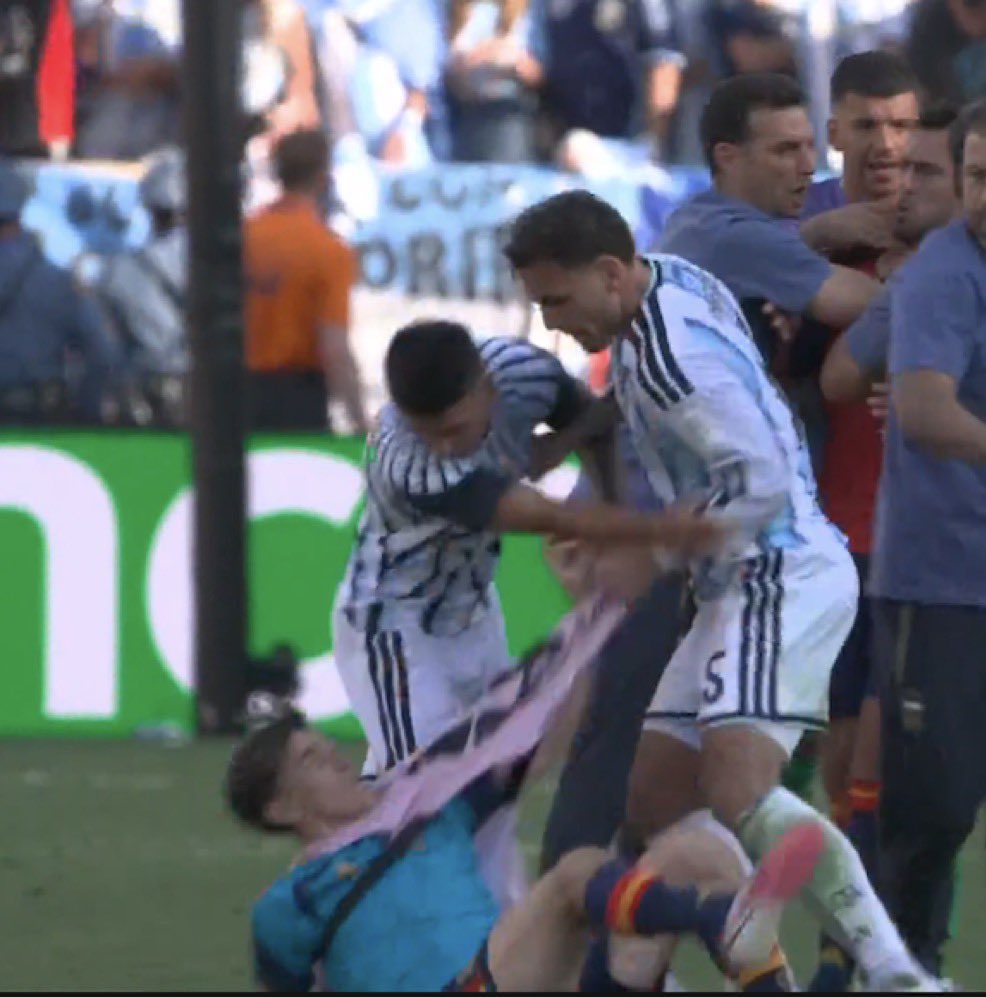 FutweetFC's tweet photo. Luis de la Fuente critica comportamento dos argentinos na final da Copa.

"É intolerável, inaceitável. Não se deve aceitar", afirma o técnico da Espanha.

#DeLaFuente #Espanha #CopaDoMundo https://t.co/tEO1m6HvyP