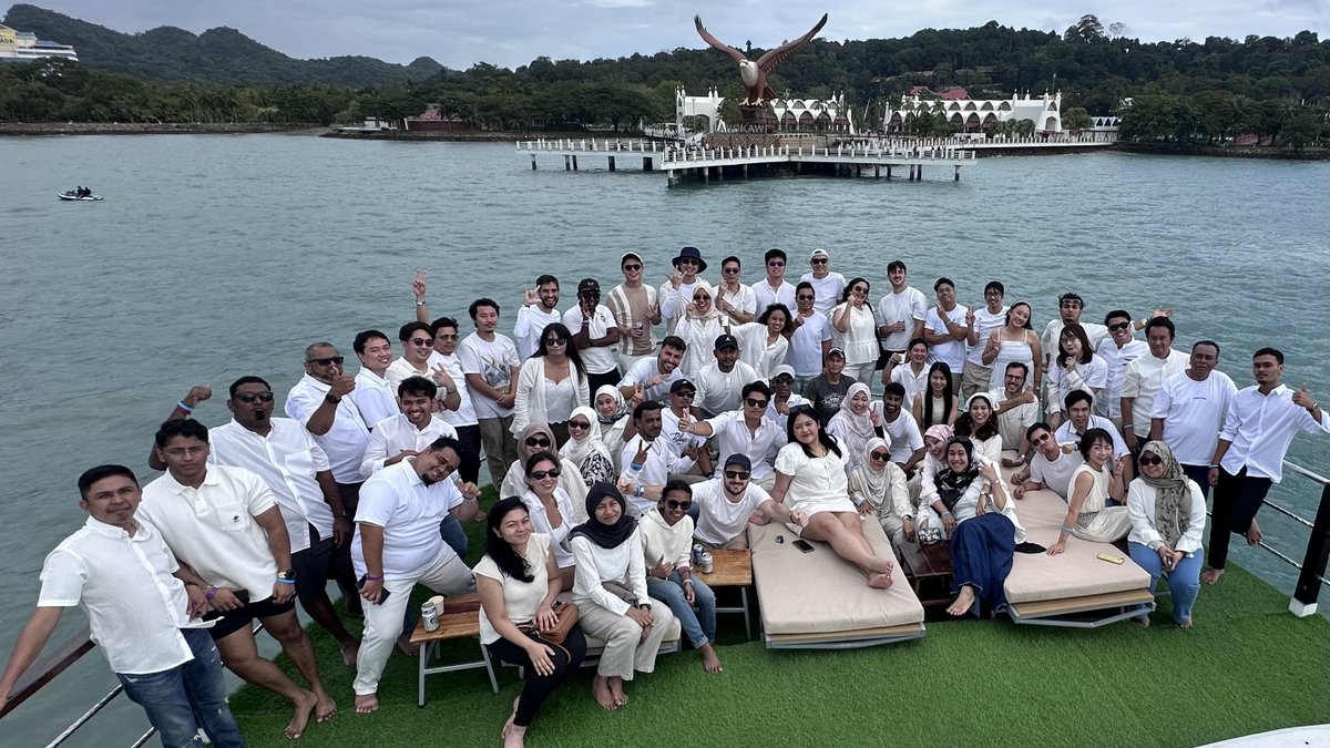 BGlobalTech_cat's tweet photo. 💯✨El nostre equip Àsia-Pacífic ja compta amb més de 100 membres!

Una fita que val la pena celebrar. Hem consolidat una presència regional sòlida amb oficines a #Singapur, #Malàisia, #Tailàndia i, darrerament, #Tòquio.
I seguim creixent 🚀

#APAC #enginyeria #datacentre https://t.co/e31kqCUxQJ