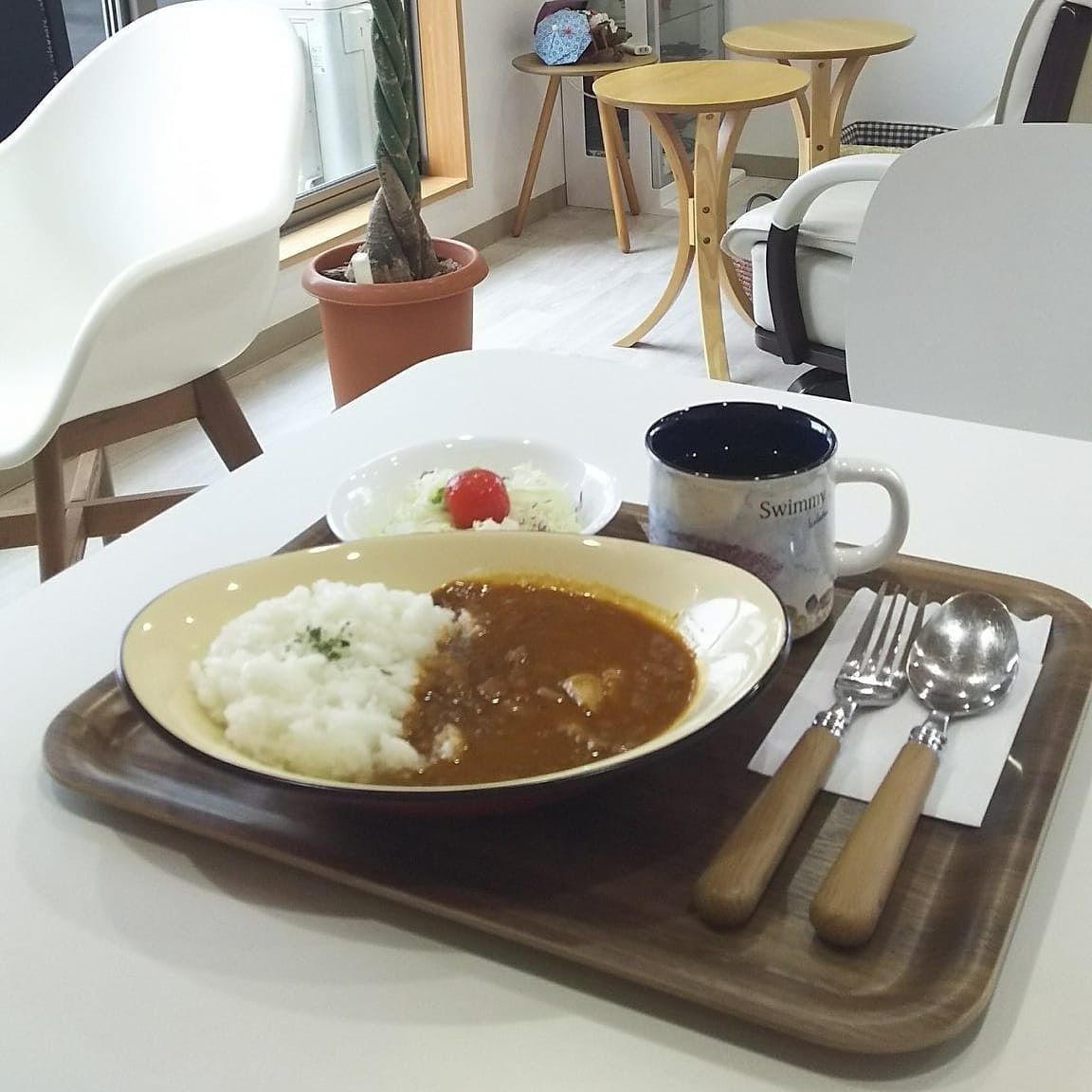 cafemaru_yksb's tweet photo. 横芝駅前のカフェマルです😊
今日のランチにカレーなどはいかがでしょうか?
当店のチキンカレーはサラリとしたルーに本格的なスパイスが美味しい一品です。ほろりと崩れるチキンも絶妙ですよ。
#横芝 #横芝光町 #カフェ #カフェマル #cafemaru #cafe https://t.co/Bwxt9B4Sgm
