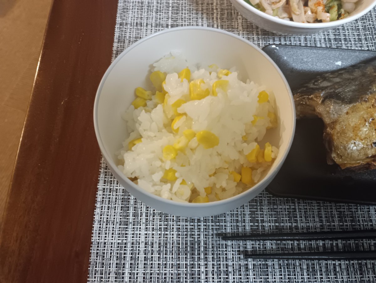 makominko's tweet photo. コーンご飯炊きました🌽
後は鶏肉の南蛮漬けと鶏皮ポン酢と灰干しの鯖と焼きナスのお味噌汁��大根サラダ
鯖が脂乗っててめっちゃ美味しかった
とにかく野菜を美味しくたくさん食べて欲しいのです！
（2人の先日の健康診断の結果の影響大！！）
#みんごはん https://t.co/YL3jjuEzrm