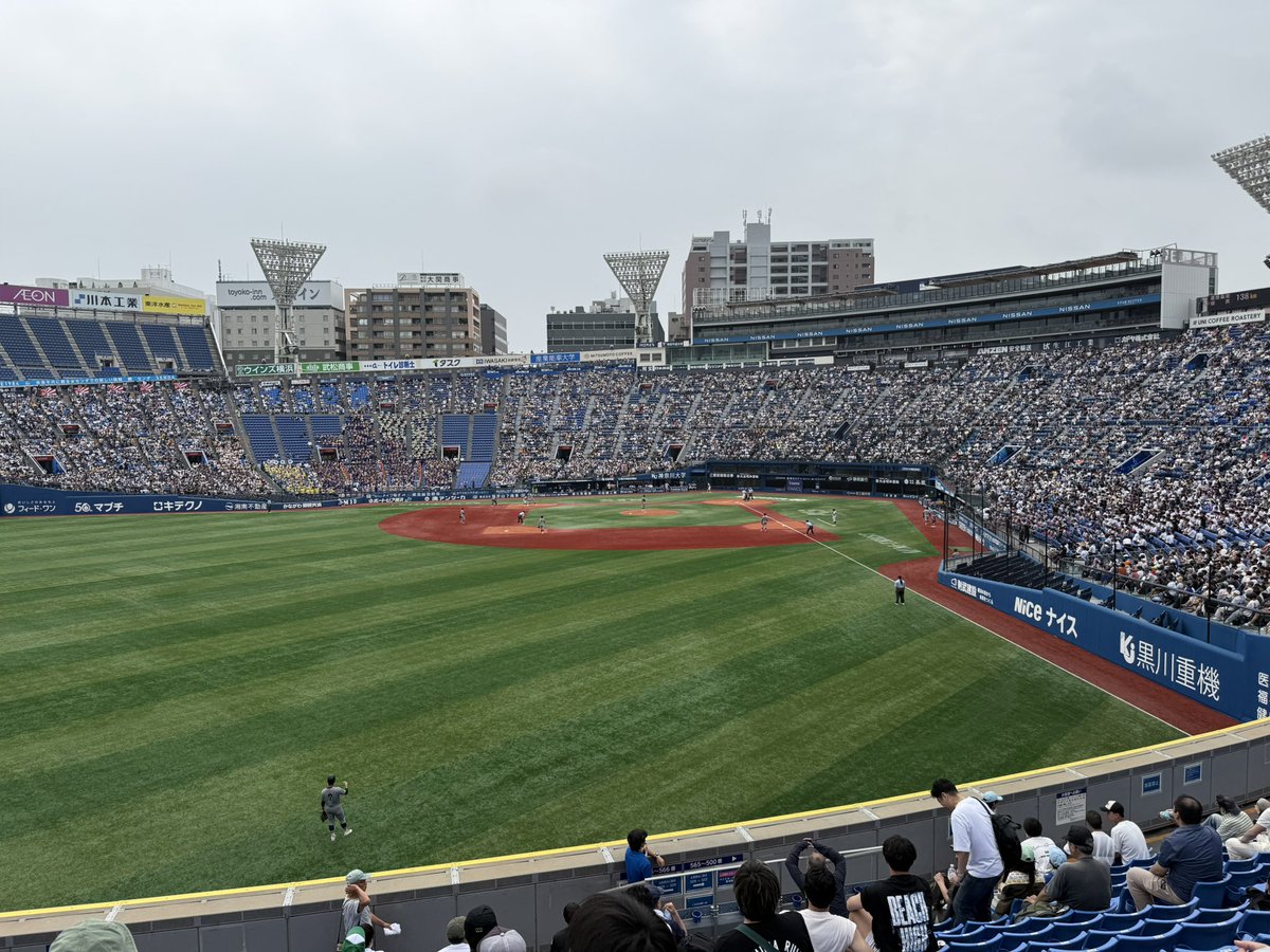 hottkou's tweet photo. 全国高等学校野球選手権大会神奈川大会準決勝を観戦中
一回裏から https://t.co/r7mbR8oFSC
