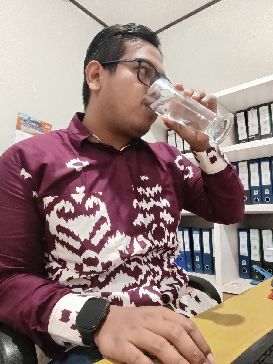 DimasSetiaAji's tweet photo. Jumat batik , jangan lupa banyak minum mineral water https://t.co/f0IC8x2H7i