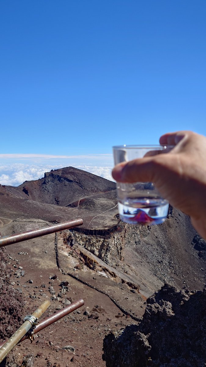 takeroaig's tweet photo. 下山に影響ないように普段よりかなりゆっくり飲んでお鉢巡り開始
山梨側も雲海がきれい(下界は天気悪いのかな？)
吉田口山頂の山小屋で食べるカレーうどんが美味い！
#富士登山
#富士山
#扇屋 https://t.co/qEMm0HwteX