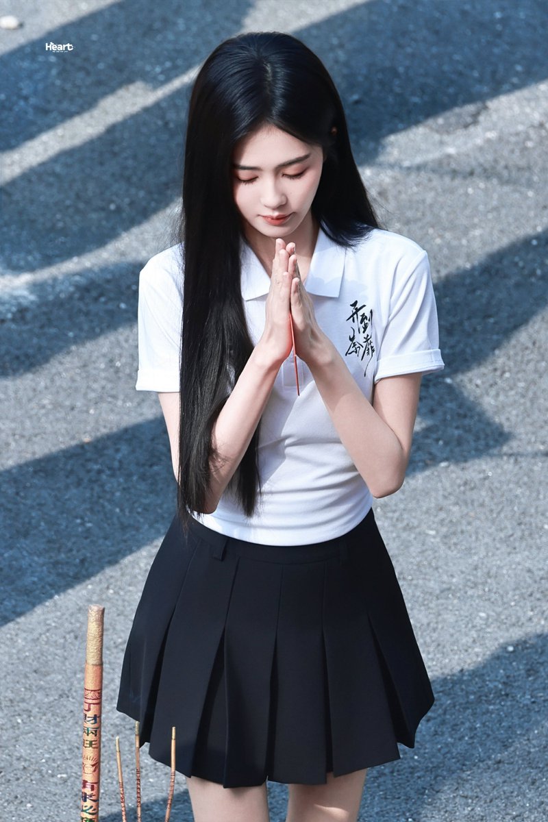 bailuniverse's tweet photo. 260724 | heart_白鹿

#bailu at the booting ceremony for 开到荼蘼 today. wishing her a smooth filming journey! https://t.co/FC8BTy0qCJ