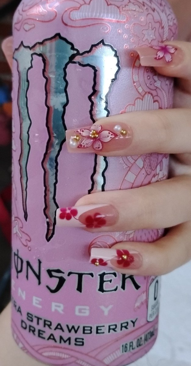 vamp1rel0ver's tweet photo. mom did my nails 🥹 https://t.co/SVwy3uH9JT