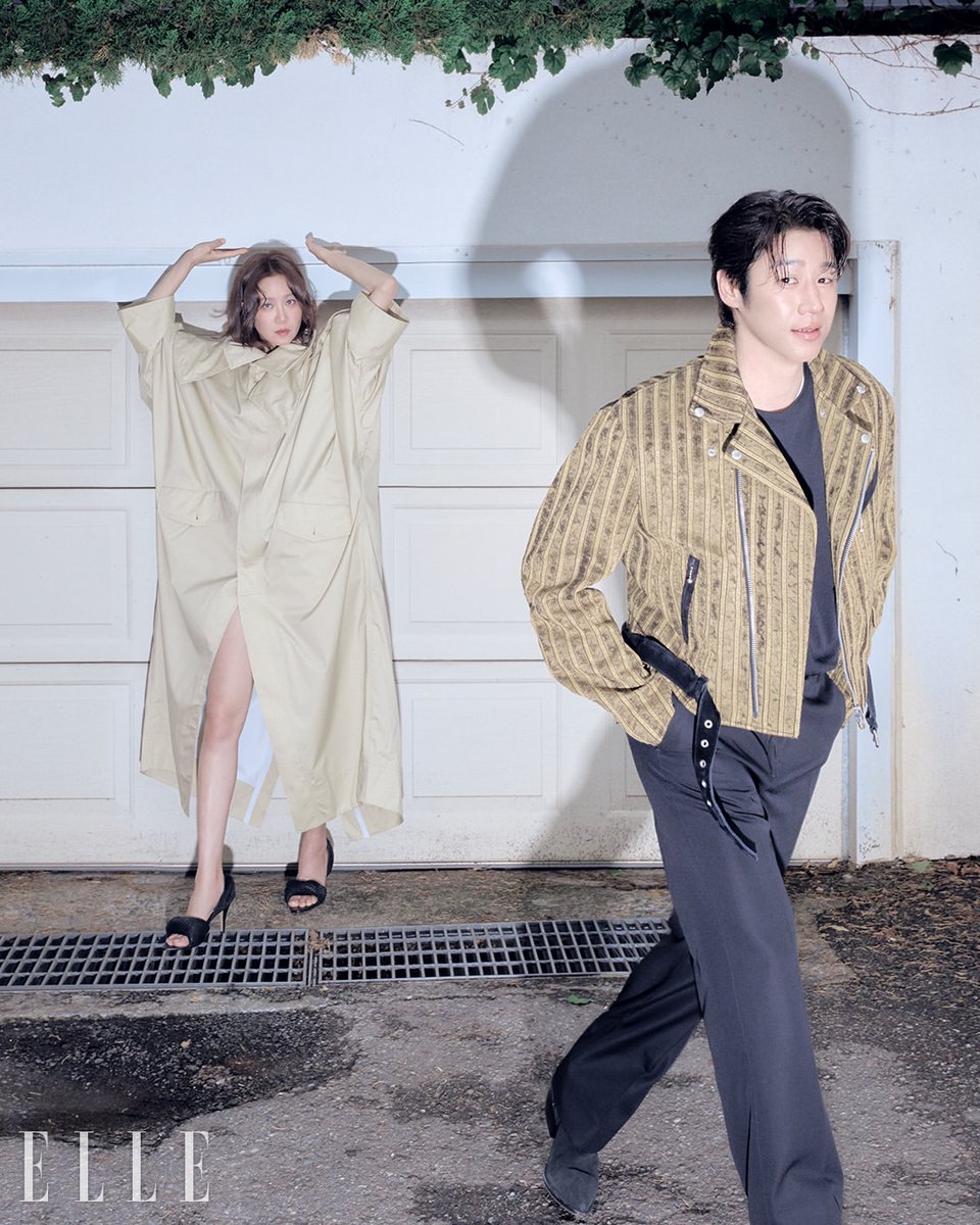 ELLE_KOREA's tweet photo. #ELLEstar #유부녀킬러 #공효진 #정준원

어느 아름다운 집. 서로 다른 생각을 품은 두 사람. 공효진과 정준원의 뷰티풀 데이! <유부녀 킬러>의 킬러이자 아내인 보나와 남편이자 그를 쫓는 기자인 태성으로 마주한 두 사람만이 만들어낼 수 있는 그림이죠.

“처음부터 같은 결의 연기를 하고 있다는 게 느껴졌어요. 드라마는 결국 남녀 주인공이 ‘안살림’과 ‘바깥살림’ 잘해 나가며 찍는 일인데요. 지금 돌아보면 준원 씨에게는 ‘네가 알아서 잘해. 이쪽을 맡아!’ 그러고, 저는 제 쪽을 맡았어요(웃음). 근데 부부는 등을 맞대고 싸우는 사이가 맞죠? 저희는 그런 부부였습니다.”

“배우라면 누구나 언젠가 꼭 한 번함께 작업해 보고 싶다고 생각하는 선배가 있잖아요. 제겐 누나가 그런 분이었어요. 선물 같았죠. 성격상 말로 자주 표현하지 못했지만 많이 의지했습니다. 존재 그 자체로요. 누나가 연기에 누구보다 진심인 걸 알기에 상대 배우에게는 그것 말고 더 좋은 게 뭐가 있겠어요.“

엄마이자 아내, 며느리로서 일상을 지켜내는 동시에 킬러이기까지 한 바쁜 여자의 고군분투라니! 이 이상한 부부의 화보와 인터뷰를 엘르8월호 에서 만나보세요.