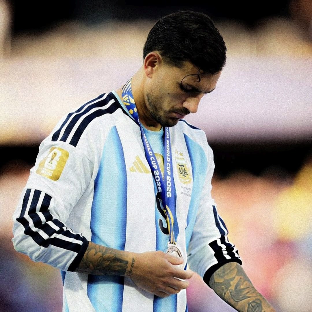 notsantibjs's tweet photo. Paredes el domingo // Paredes hoy 

Gracias por tanto y perdón por tan poco, capitán. https://t.co/XII4fkgYlA