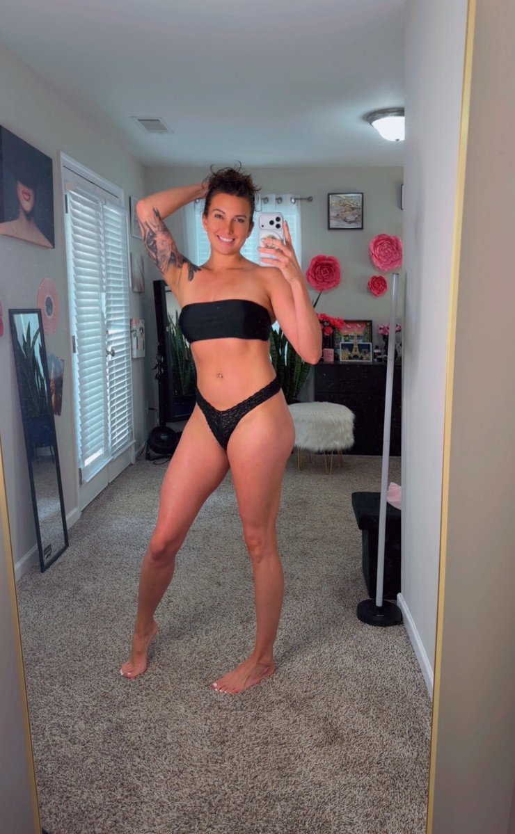 Rileyjade104's tweet photo. Would you date a girl taller than you? https://t.co/Z0f19xJ1Uu