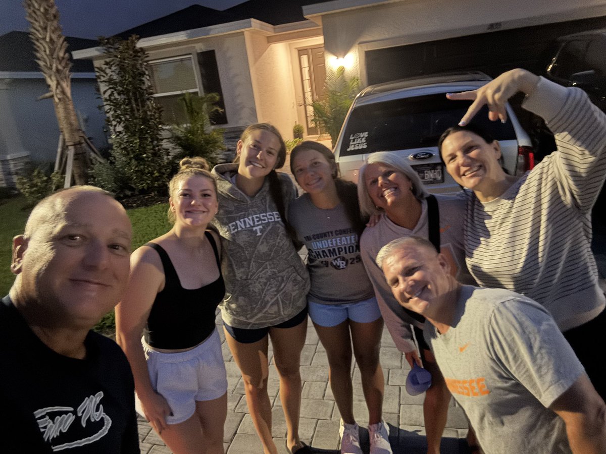 RealKenClarke's tweet photo. The gang is back together πͺπͺ
#family #FLcrew
@emmaclarke_13 @clarkewrhs @elladodge2024 @sdodge_realtor https://t.co/MpN4hwuRT0
