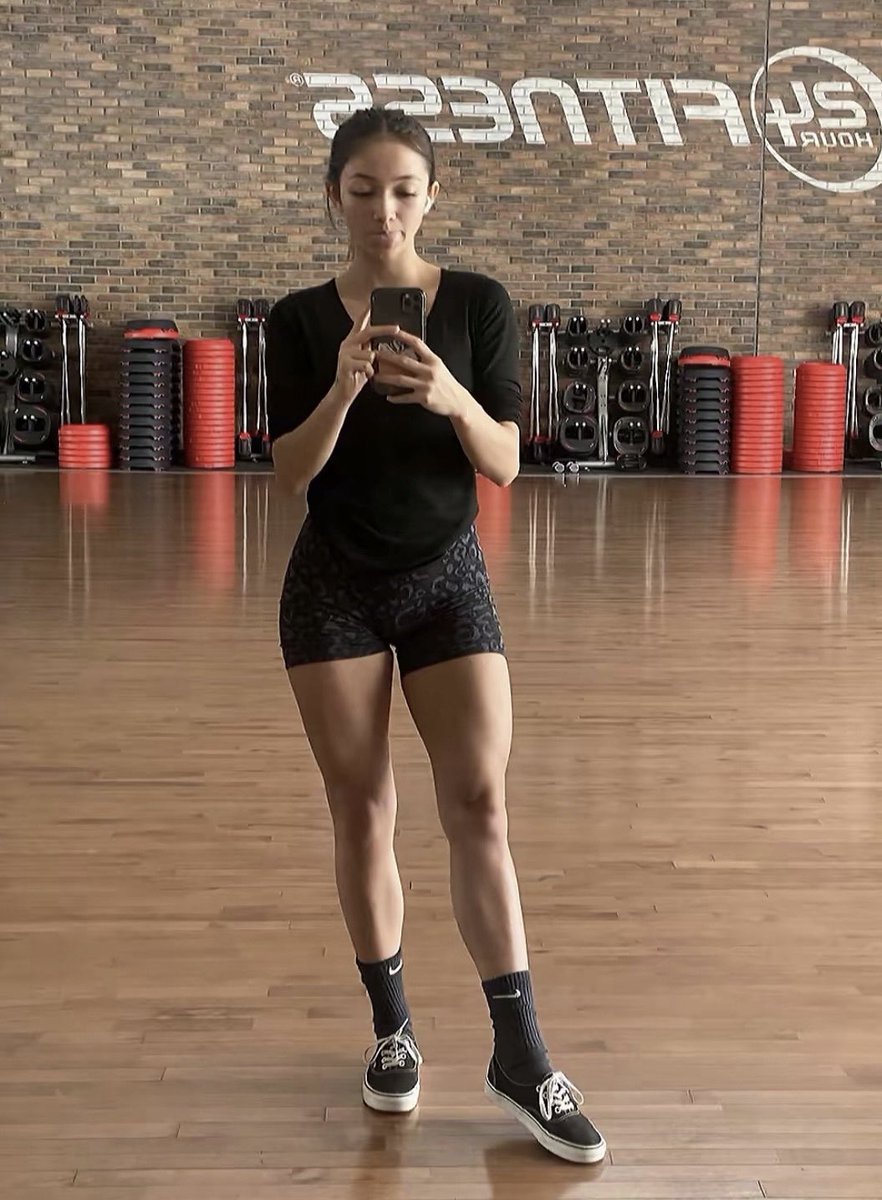 Angbobalover's tweet photo. I love a sweaty sexy gym girl🥵😍😚 https://t.co/Y2sgraVwN2