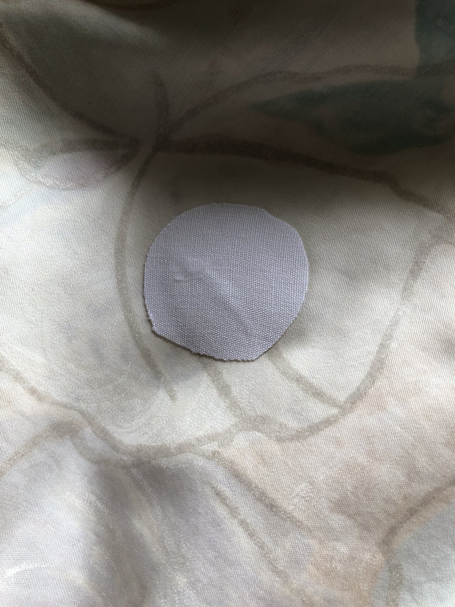 Cl_Oikawa's tweet photo. ダウン等羽製品は穴が有ると
基本的に洗えません。
針穴ひとつでも羽が出てくるので
要注意になります。
今回の羽布団は黄ばみ（脂肪酸焼け）
の穴でしたが、パッチを当てることで
洗えるようになりました😀
傷みの軽いもの、部分的な傷みは
救える可能性が有りますので
ご相談ください😇
#登別 https://t.co/f73xVTOsuG