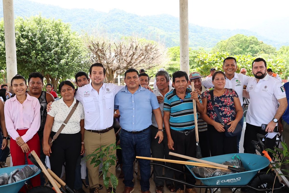 pcivilchiapas's tweet photo. Protección Civil de Chiapas entrega equipamiento a Comités Humanistas en la región Soconusco

-El secretario de Protección Civil entregó equipamiento a más de 50 Comités Humanistas en Villa Comaltitlán, Mapastepec y Huehuetán
-Supervisó además obras de desazolve en https://t.co/iD73VKD9gV